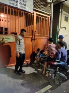 Patroli Dialogis Anggota Patroli Bubarkan Anak-anak Remaja Yang Nongkrong Tengah Malam