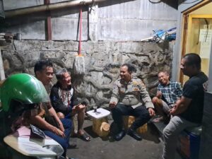 Sambangi Pos Kamling Aipda Ronianto Sampaikan Imbauan Kamtibmas