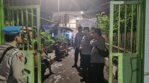 Patroli Jalan Kaki Polsek Johar Baru Berikan Imbauan Kamtibmas Kepada Warga