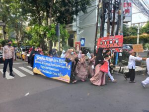 Kapolsubsektor Kayu Awet Melaksanakan Pengamanan Kegiatan Masyarakat Menyambut Tahun Baru Islam 1446 H.