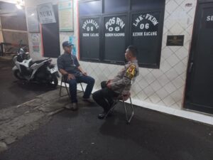 Ciptakan Kamtibmas Yang Kondusif Aiptu Suhartono Sambangi Poskamling RW 06 Kelurahan Kebon Kacang