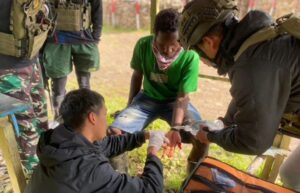 Program Bapa Keling, Prajurit TNI Cegah Bahaya Tetanus di Distrik Mbua, Nduga