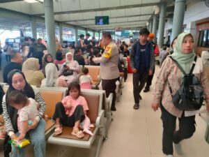 Kapolsubsektor Pasar Senen Bersama Bhabinkamtibmas Sambang Dan Patroli Dialogis di Stasiun Pasar Senen