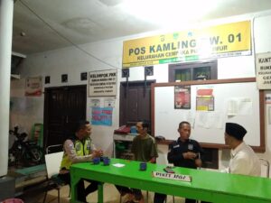 Bhabinkamtibmas Kelurahan Cempaka Putih Timur Sambangi Petugas Siskamling