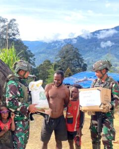 Pembagian Sembako kepada Warga Kampung Eromaga, Papua