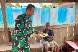 Jalin Kebersamaan, Kesatria Mayangkara Ajak Anak Papua Makan Bersama