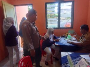 Bhabinkamtibmas Kelurahan Harapan Mulia Melakukan Monitoring Kegiatan Posyandu Balita dan Lansia