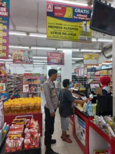 Kunjungi Minimarket Kapolsubsektor Kayu Awet Berikan Imbauan Kamtibmas