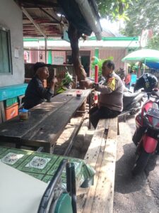 Bhabinkamtibmas Kelurahan Harapan Mulia melaksanakan kegiatan Door To Door