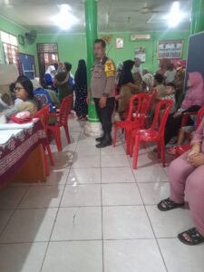 Bhabinkamtibmas Kelurahan Harapan Mulia Melakukan Monitoring Kegiatan Posyandu Balita dan Lansia