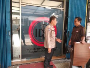 Berikan Imbauan Kamtibmas, Bhabinkamtibmas Paseban Kunjungi Kantor IDI (Ikatan Dokter Indonesia)