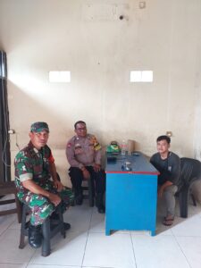 Bhabinkamtibmas Kelurahan Sumur Batu Melaksanakan Kegiatan Sambang Dan Patroli Dialogis