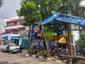 Bhabinkamtibmas Kelurahan Sumur Batu Membatu Evakuasi Tiang Rambu Jalan Yang Rusak