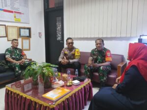 Patroli Dialogis Dan Anjangsana Bhabinkamtibmas bersama Babinsa Ke Sekolah SD Negeri 01-02 Kampung Rawa.