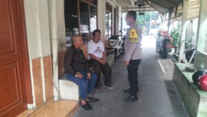 Sambang Pos Sekretariat RW 10 Johar Baru Bhabinkamtibmas Johar Baru Berikan Himbauan.