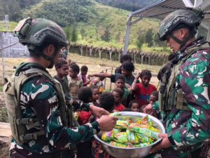 Bentuk Kepedulian dengan Bagikan Sembako kepada Warga di Kampung Mayuberi