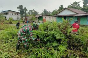 Kerja Bakti Wujudkan Kekompakan Kesatria Mayangkara Bersama Warga Mumugu