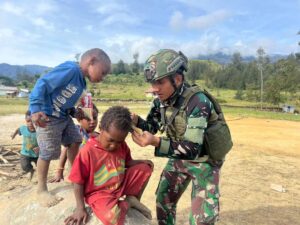 Layanan Pangkas Rambut Gratis Bagi Anak-anak Papua dari Satgas Yonif 323 Biaya Putih