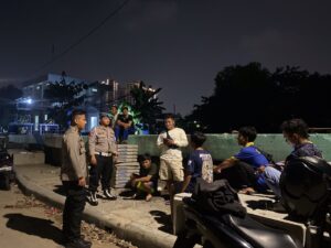 Anggota Polsek Cempaka Putih Imbau Remaja Yang Sedang Nongkrong