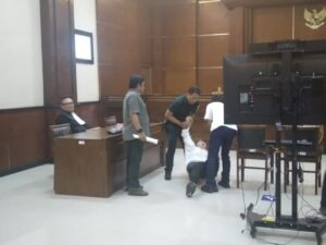 SS Ibu Korban kekerasan Dalam Rumah Tangga (KDRT) Guling-Gulingan Di Persidangan