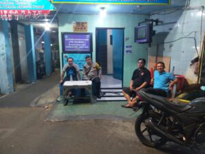 Sambang Pos Sekretariat RW 06 Bhabinkamtibmas Kramat Berikan Imbauan Kamtibmas