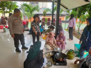 Bhabinkamtibamas Senen Monitoring Kegiatan Pelatihan Kuliner Di RPTRA Senen
