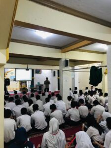 Hadiri MPLS SMAN 25 Jakarta, Bhabinkamtibmas Petojo Utara Jadi Narasumber Pencegahan Kenakalan Remaja