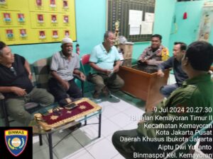 Bhabinkamtibmas Kelurahan Kemayoran Melaksanakan Kegiatan Sambang Dan Patroli Dialogis
