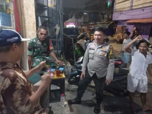 Sinergitas TNI-Polri Patroli Dialogis Pemukiman RW 06 Kelurahan Kebon Kacang