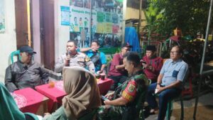 Tiga Pilar Kongkow Bareng Bahas Situasi Kamtibmas Di Poskamling RW 09 Kelurahan Petamburan