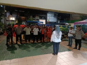 Anggota Polsek Sawah Besar Memberikan bantuan pengamanan terhadap Penertipan Parkir Liar dan PKL bersama Tiga Pilar.
