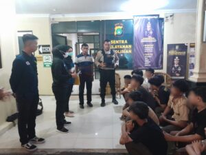 Polisi Lakukan Pemeriksaan Urine Terhadap Siswa PGRI 1 Halim yang tertangkap hendak tawuran