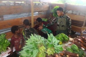 Kesatria Mayangkara Borong Hasil Bumi Mama Papua