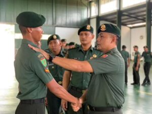Ajen Divif 3 Kostrad Laksanakan Tradisi Penerimaan Warga Baru