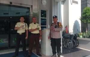 Bhabinkamtibmas Berikan Imbauan Harkamtibmas Petugas Security RS YPK Mandiri