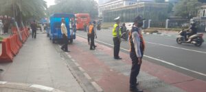 Anggota Polsek Sawah Besar Melakukan kegiatan Antisipasi Parkir Liar Sore hari bersama Tiga Pilar.