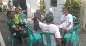 Bhabinkamtibmas Kelurahan Cempaka Putih Timur Bergabung Babinsa Sambangi Warga