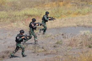 Pangdivif 2 Kostrad Dampingi Kasau Dalam Peninjauan Latihan Puncak TNI AU Sikatan Daya TA 2024
