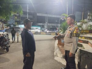 Patroli Malam Hari Di Poskamling RW 10 Kelurahan Kebon Kacang