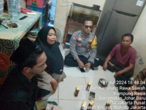Bhabinkamtibmas Kelurahan Kampung Rawa Bersama Babinsa Sambangi Warga