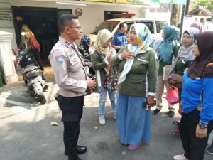 Bhabinkamtibmas Kelurahan Cempaka Putih Timur Mengikuti Kegiatan PSN (Pemberantasan Sarang Nyamuk)