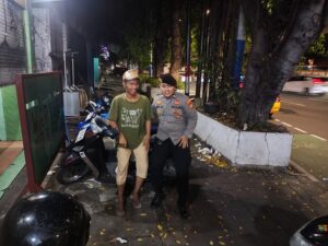 Patroli Pagi Hari Anggota Patroli Sambangi Warga Di Jalan Letjend Suprapto Tanah Tinggi.