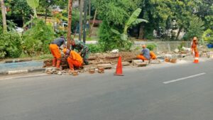Babinsa Koramil Matraman Bersama PPSU Utan Kayu Utara Perbaiki Sarana Umum