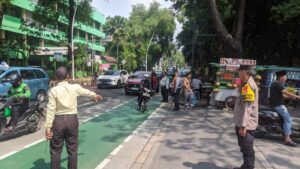 Unit Sabhara Polsek Sawah Besar Melakukan Pelayanan Masyarakat yang akan melaksanakan Sholat Jumat di Masjid Istiqlal.