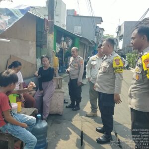 Patroli Bareng Pemukiman Warga Bhabinkamtibmas Bersama Kapolsubsektor Dan Sat Pol PP