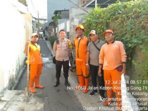 Bhabinkamtibmas Kelurahan Kebon Kosong Melaksanakan Kegiatan Sambang Dan Patroli Dialogis