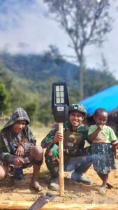 Satgas Yonif 323 Kostrad Wujudkan Papua Terang