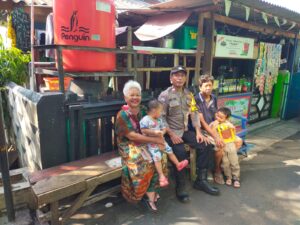 Bhabinkamtibmas Kelurahan Galur Melaksanakan Kegiatan Sambang Dan Patroli Dialogis