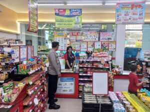 Patroli Dialogis Kapolsubsektor Kayu Awet Sambang Ke Alfamidi