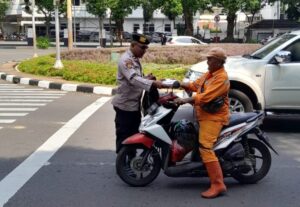 Berbagi Kepada Warga dan Pengguna Jalan Untuk Makan Siang